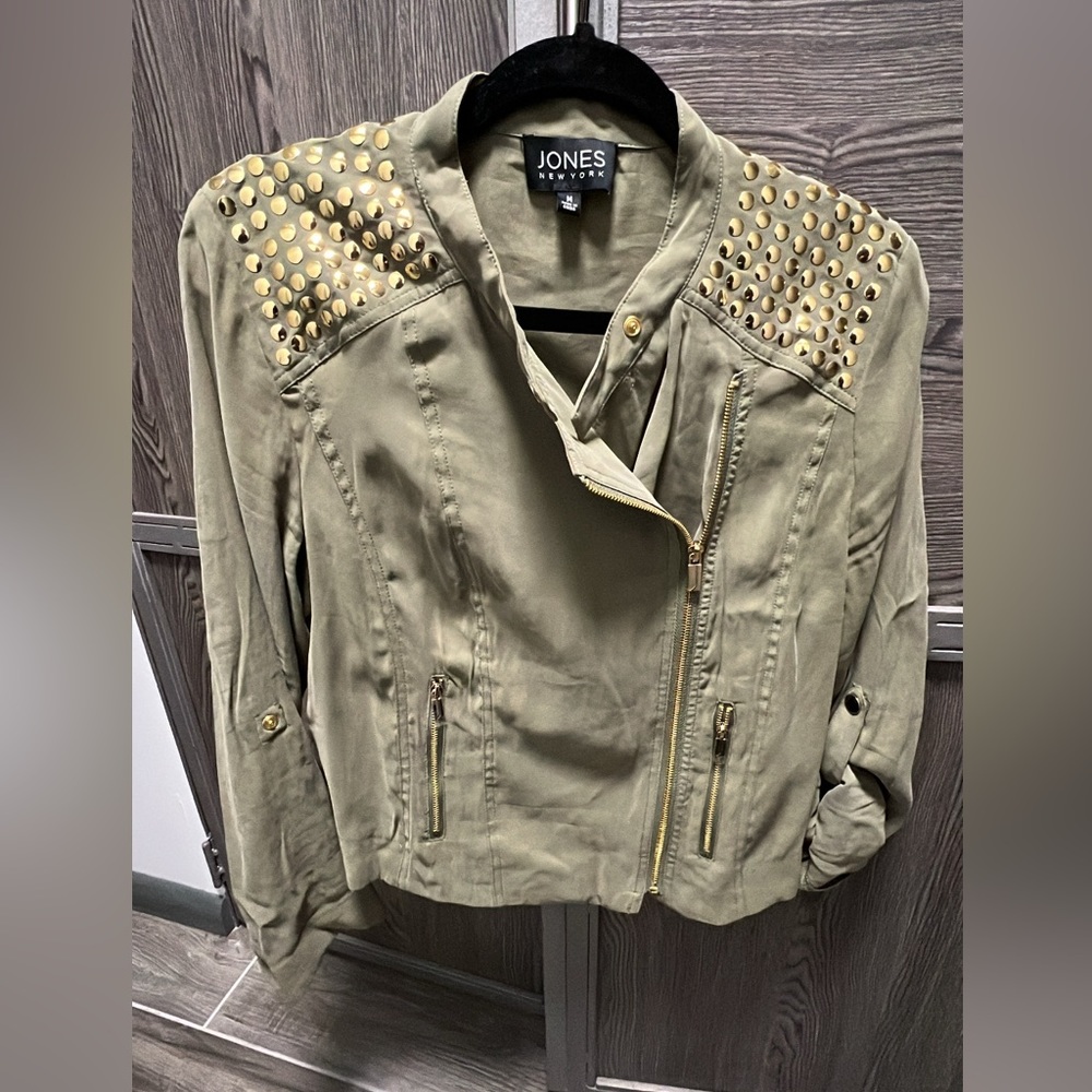 Gorgeous! Jones New York Gold Studded Shoulder Lightweight Moto Olive Green (M)